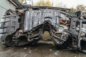 Kaputtes Elektroauto nach einem Crashtest